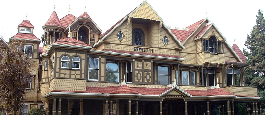front view of the Winchester Mystery House